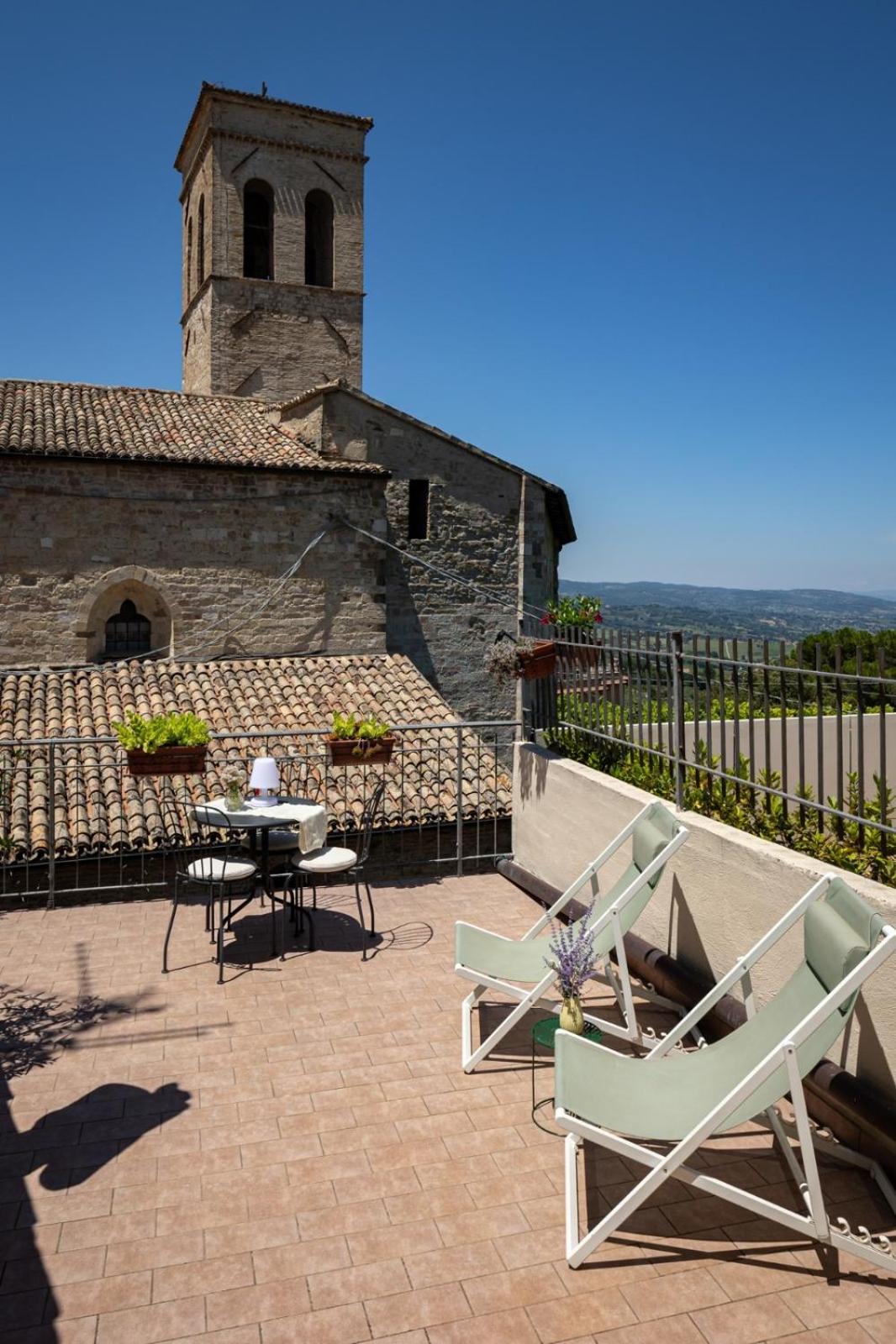 App. Con Terrazza Panoramica In Centro-Montefalco Exterior foto